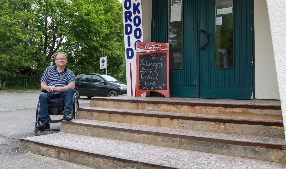 Elva fotograaf Raivo Kork ei pääse ratastoolis kuidagi Valgesse Baari einestama.