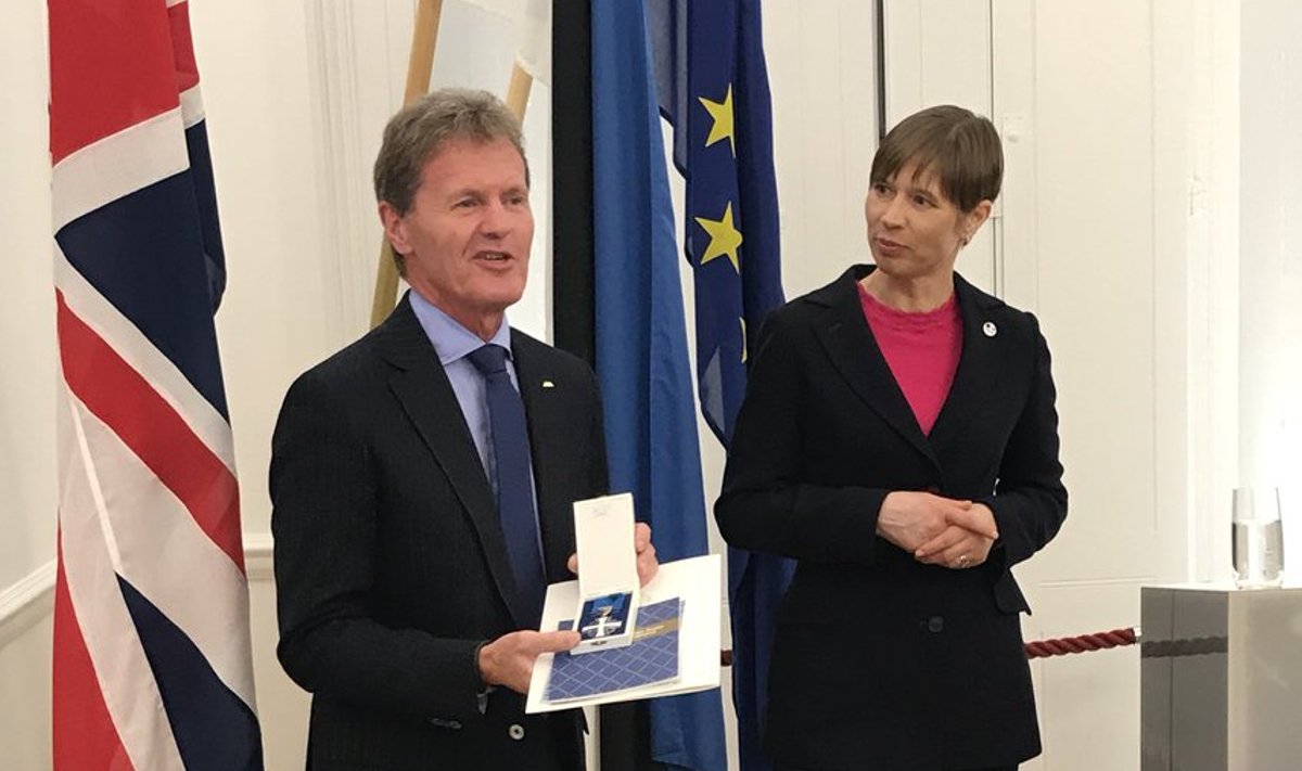 President Kersti Kaljulaid andis Malcolm Wilsonile üle teenetemärgi.
