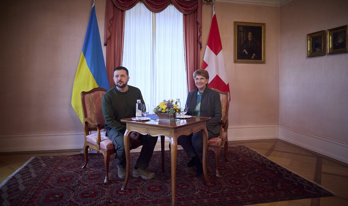 Ukraina president Volodõmõr Zelenskõi ja tema Šveitsi kolleeg Viola Amherd