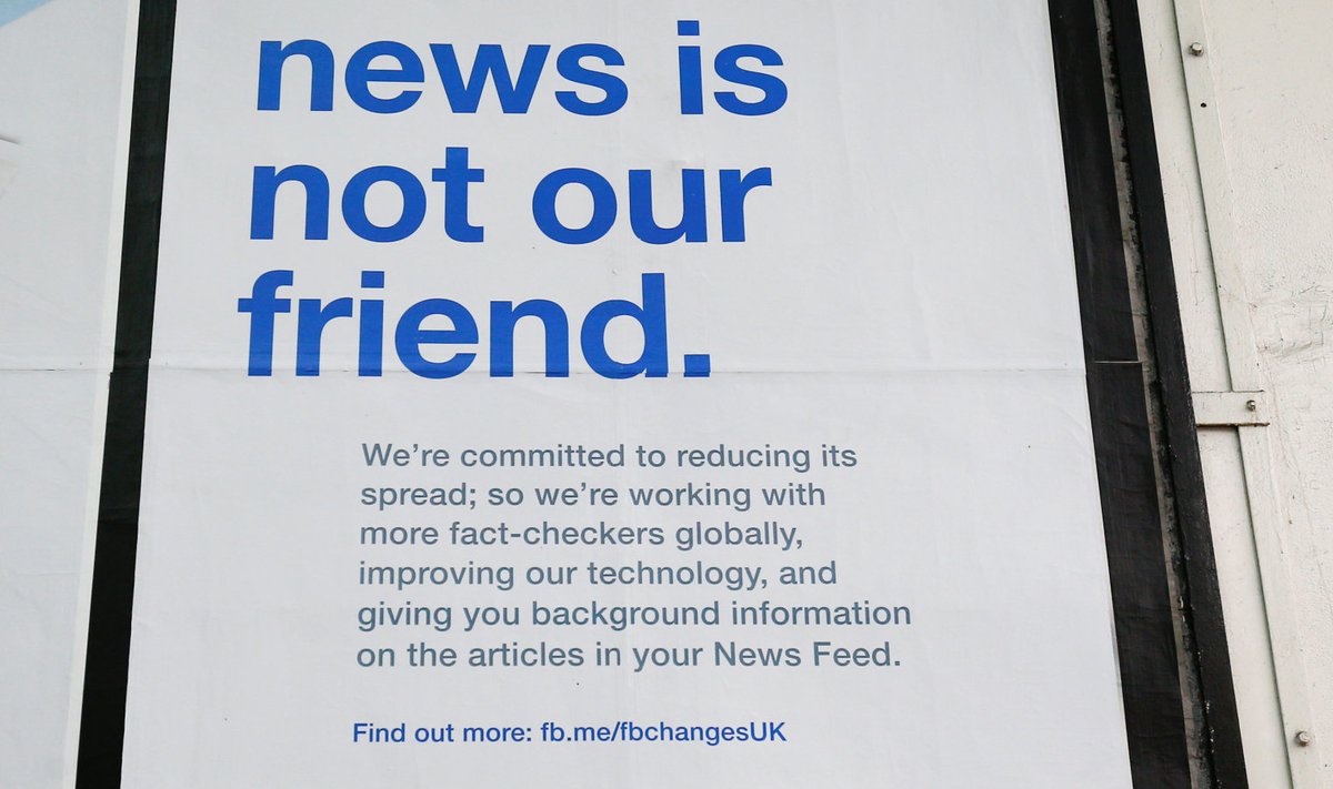 "Võltsuudised ei ole meie sõbrad", teatab Facebooki reklaamtahvel Ühendkuningriigis.