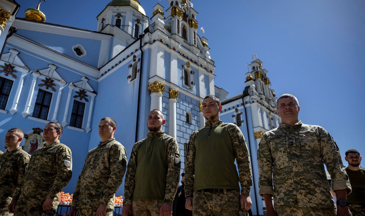 Православные священнослужители освятили куличи, которые будут отправлены украинским воинам, сражающимся на фронте, в Киеве