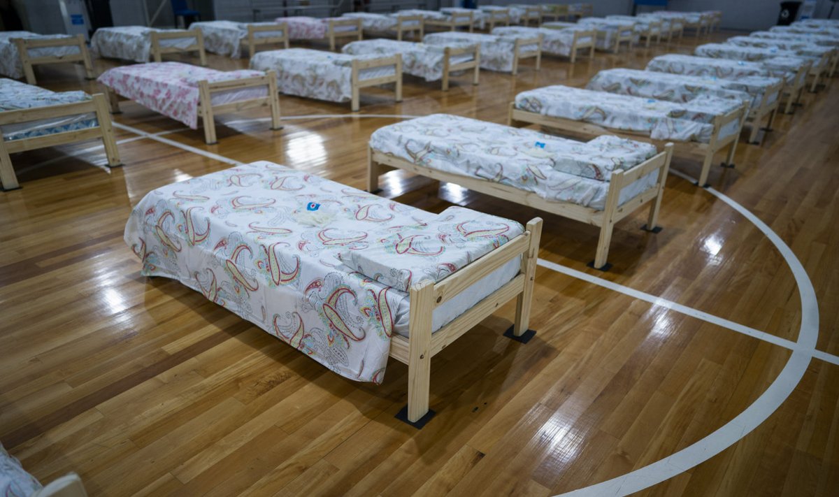 COVID-19 haigete voodid jalgpalli-treeningsaalis Argentinas (foto: AP)