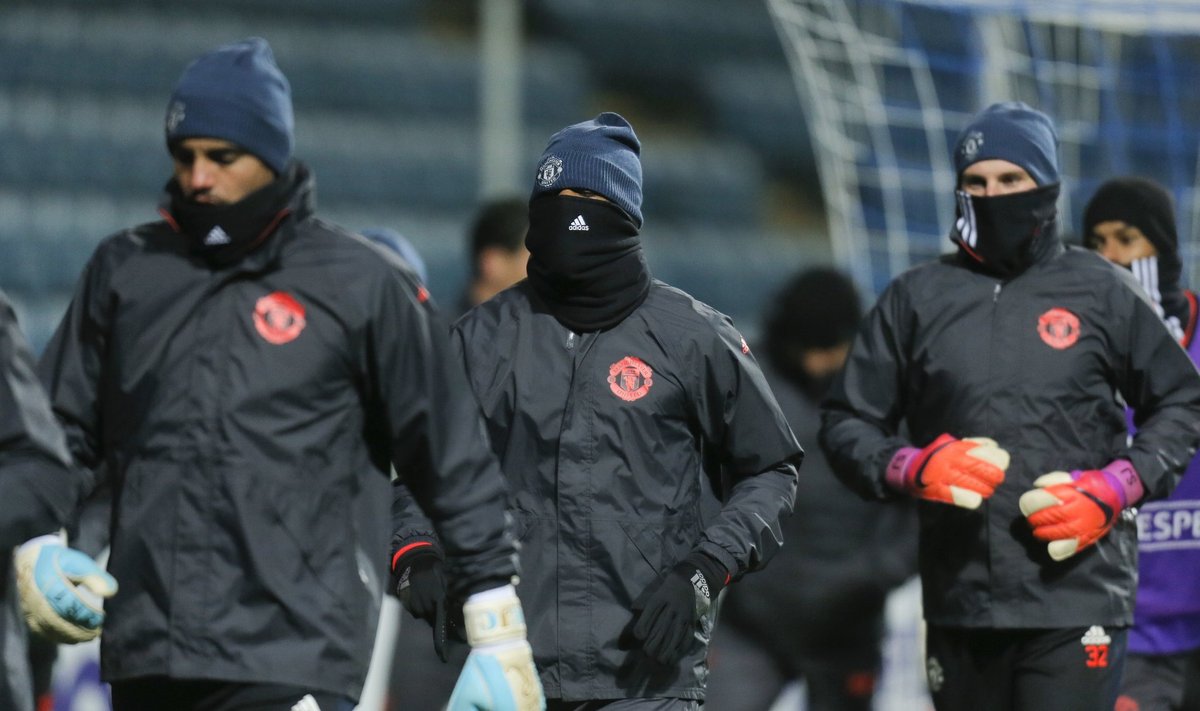 Unitedi mängijad külmakraadidega mänguks valmistumas