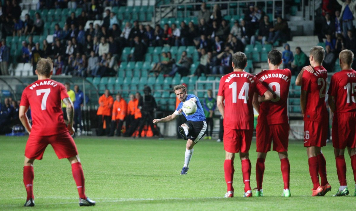Konstantin Vassiljev keerutab 2012. aastal karistuslöögi Poola väravasse. Kaadri paremas servas seisab sümboolseks tegelaseks saanud Janusz Gol.