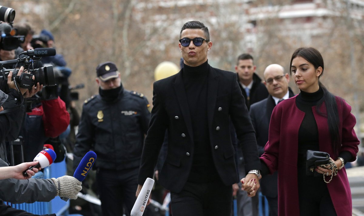 Cristiano Ronaldo koos kihlatuga kohtusse saabumas.