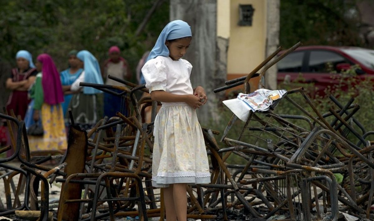 Turicato lastel ei jää muud üle kui oma kooli mahapõletatud mööbli keskel endale koht leida. Foto: AFP/Scanpix