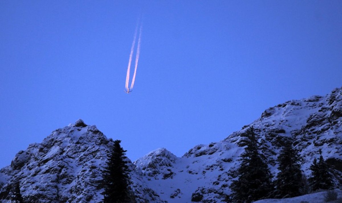 Loojanguvalgus tekitab Alaskas lennukile omapärase saba. Ei, see lennuk ei kuku alla.