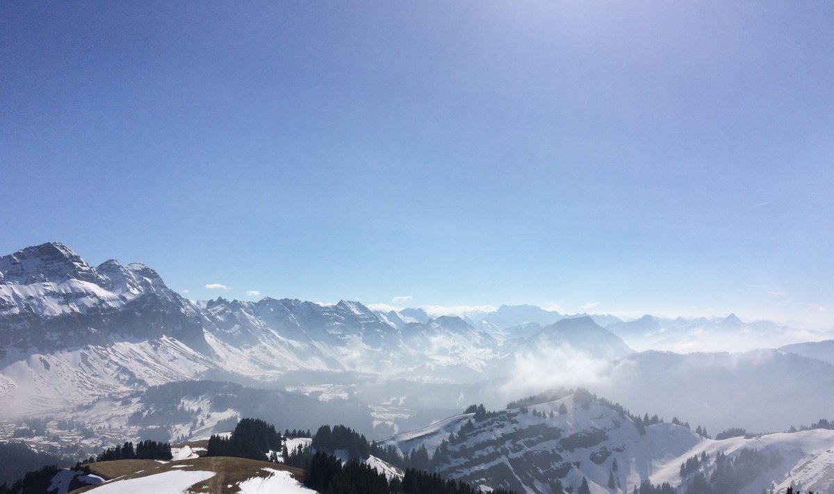 Ilus vaade lumistele Alpidele.