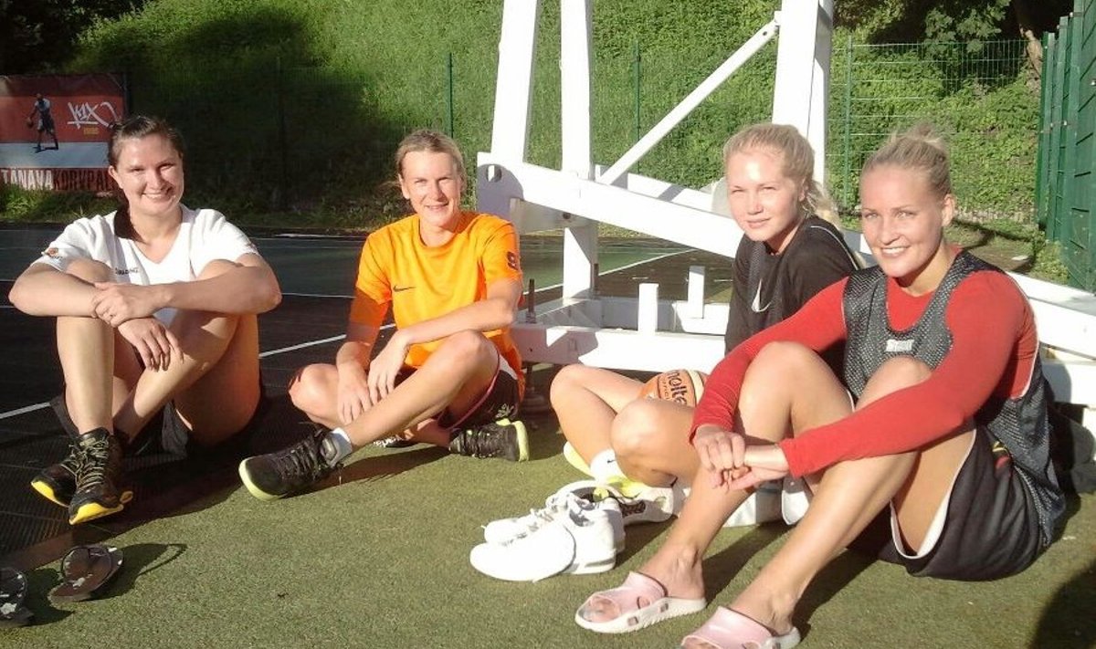 Pirgit Püü (paremalt), Annika Köster, Gerly Kostla, Kerdu Arbet-Lenear, foto: Sprite Tänavakorvpall