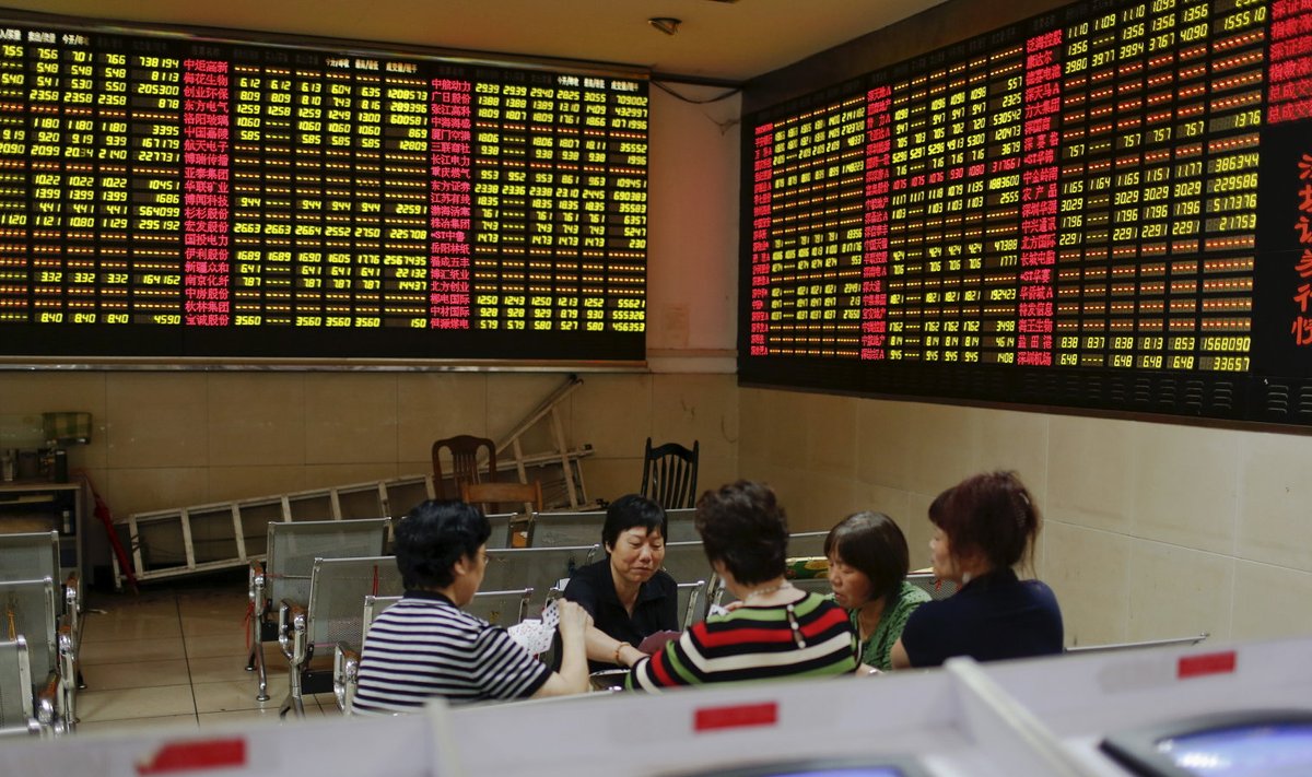 Hiina väikeinvestorid vaatavad maaklerfirma kontoris börsiinfot
