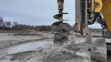 Fosforiidipuur rebib maapinda. Üks ootab sellest rikkust, teine kardab katastroofi