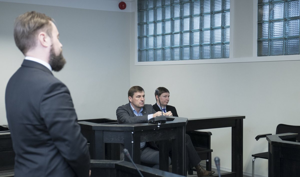 Juhtiv riigiprokurör Steven-Hristo Evestus (vasakul), Tõnis Allik ja Marko Kilk eile kohtus