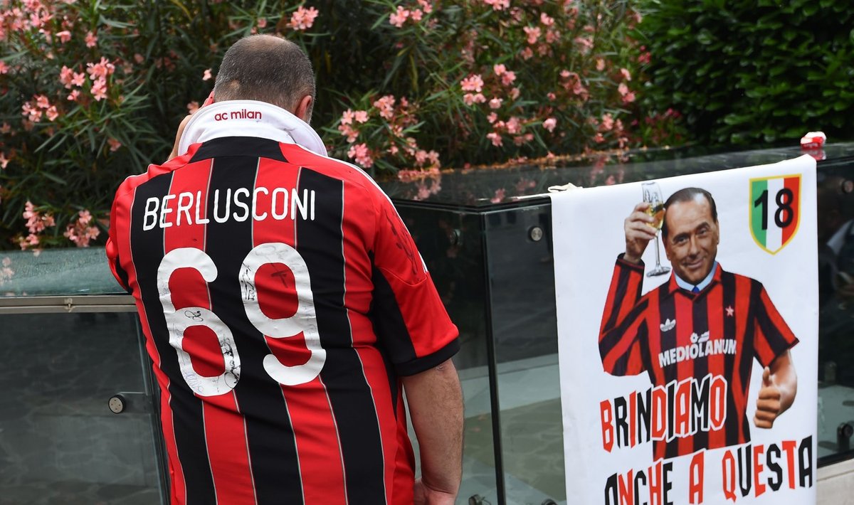 Milani ja Berlusconi fänn juunis haigla ees, kus ekspeaministrit ravitakse