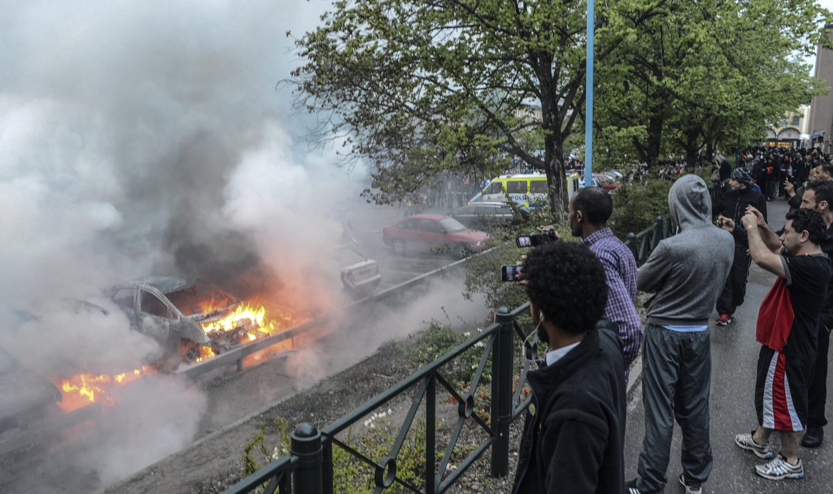 2013. aastal tehtud foto Stockholmis põlevatest autodest