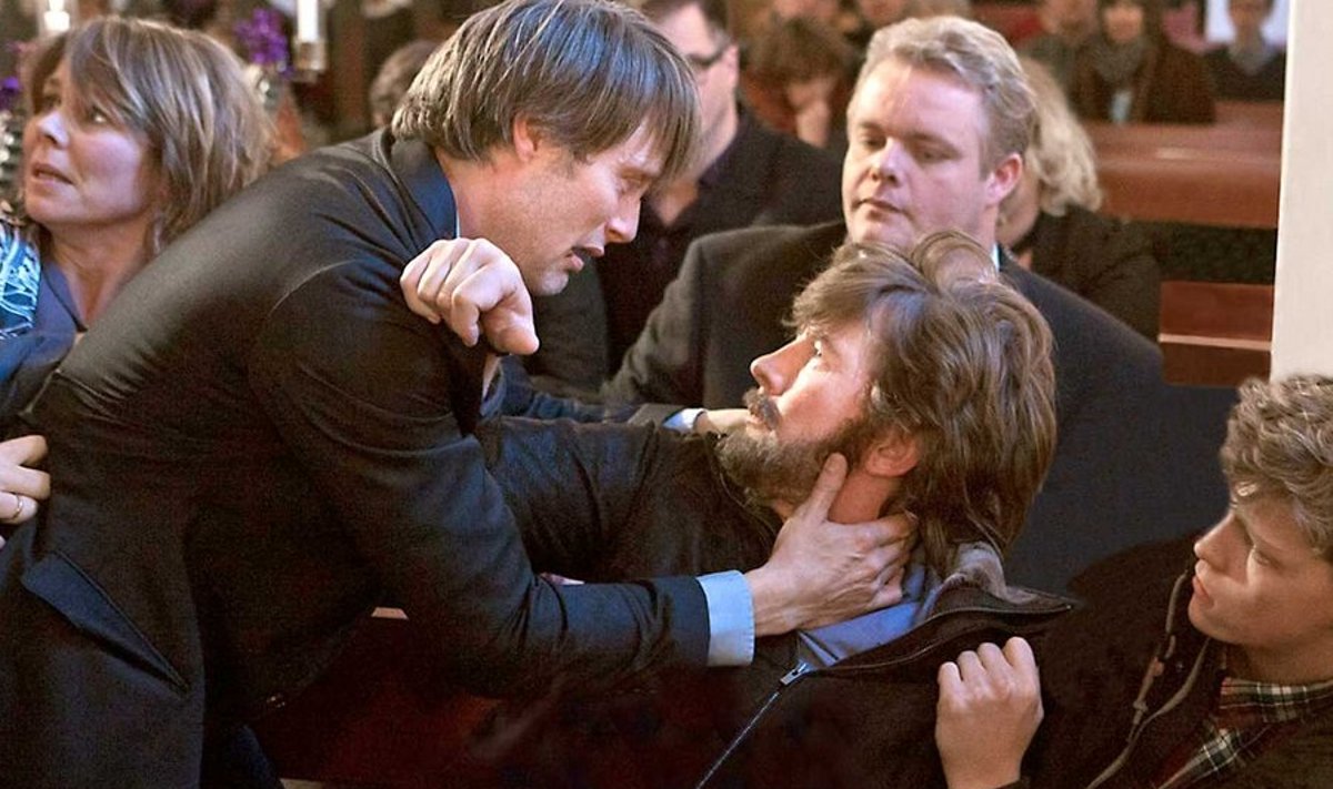 Vaimustavad näitlejatööd: Meeleheitel Lucas (Mads Mikkelsen) ründamas oma parimat sõpra Theod (Thomas Bo Larsen) Thomas Vinterbergi filmis “The Hunt”. (foto outnow.ch)