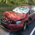 FOTOD: Perekonda vedanud Škodale kukkus keset sõitu Tallinna-Tartu maanteel puu peale ning lömastas masina