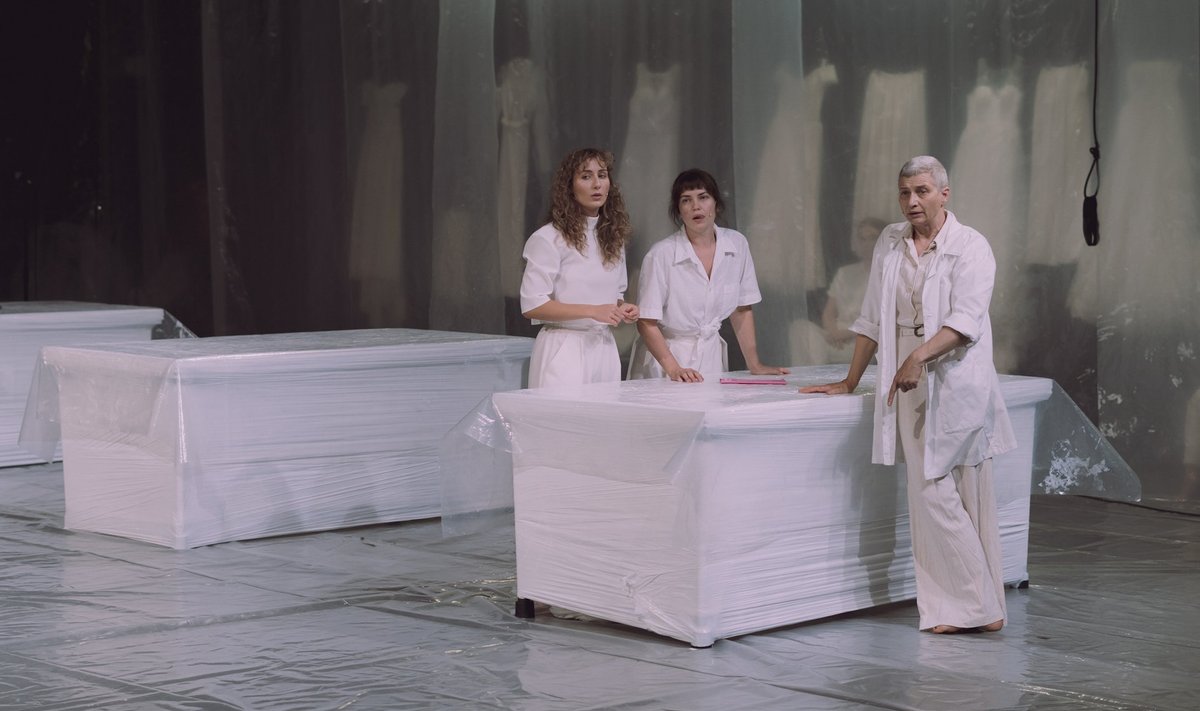 Ühe Giselle’i asemel on neid kolm, ühe ema kolm tütart. Pildil vasakult Steffi Pähn (Giselle), Ester Kuntu (Giselle) ja Anne Türnpu (ema)