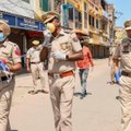 В Индии нарушивших карантин туристов заставили извиниться необычным образом