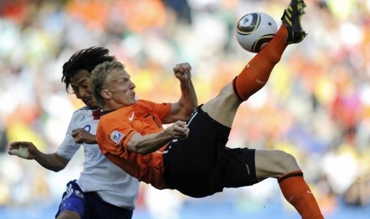 Jalgpalli MM, Hollandi ründaja Dirk Kuyt üritab käärlööki kohtumises Jaapaniga