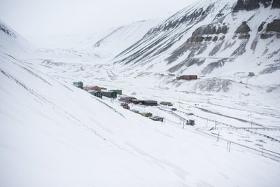 Teravmäed on kaetud külmakõrbega. Kõige soojem kuu Longyearbyenis on juuli, mille keskmine temperatuur on 3…7 °C.
