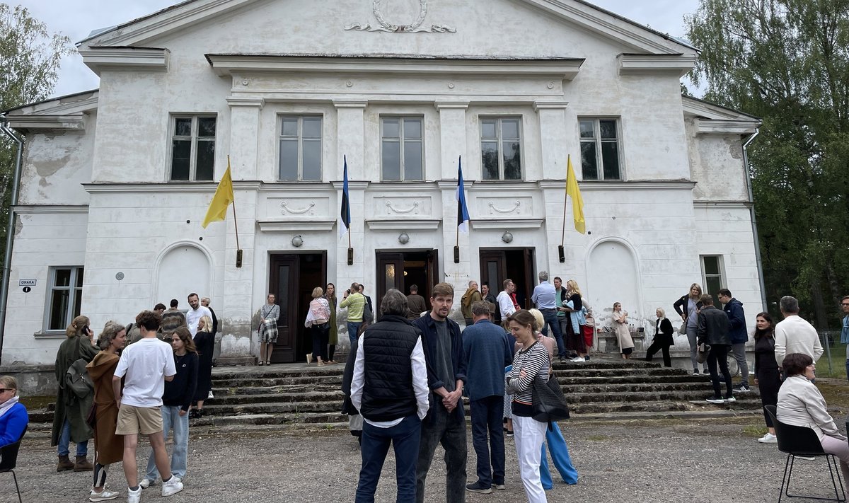 Kinoteater tõi Sõmera klubihoones Saaremaal rahva ette lavastuse „Kohver“, mis räägib lahkumistest, põgenemistest ja asjadest meie elus.