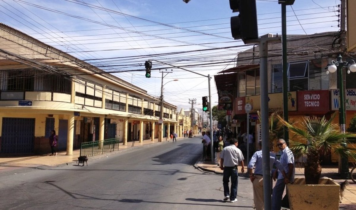 Calama tänavapilt - 40 aasta jooksul on kaableid tänavate kohale kogunenud omajagu.