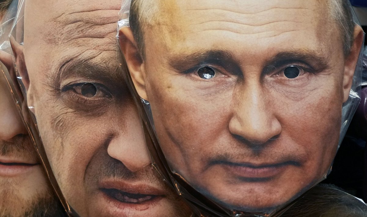 Jevgeni Prigožinit ja Vladimir Putinit jäljendavad näomaskid Peterburi suveniiripoes.