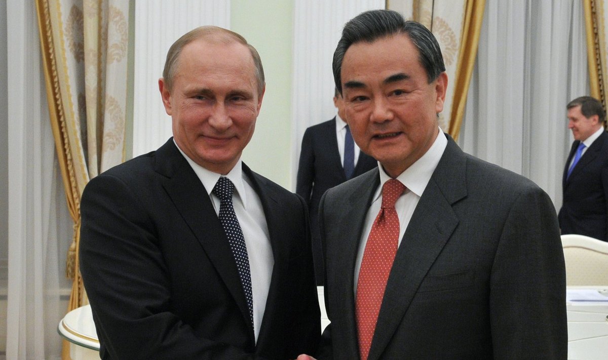 Президент РФ Владимир Путин на встрече с министром иностранных дел Китая Тан Цзясюанем