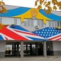 Правда ли, что родительский комитет школы в Киеве потребовал закрасить флаг США на её фасаде?