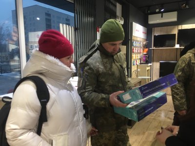 Г. Покровск, сержант Мариупольского батальона ТРО Вячеслав Горбань покупает для своего подразделения WiFi роутер.
