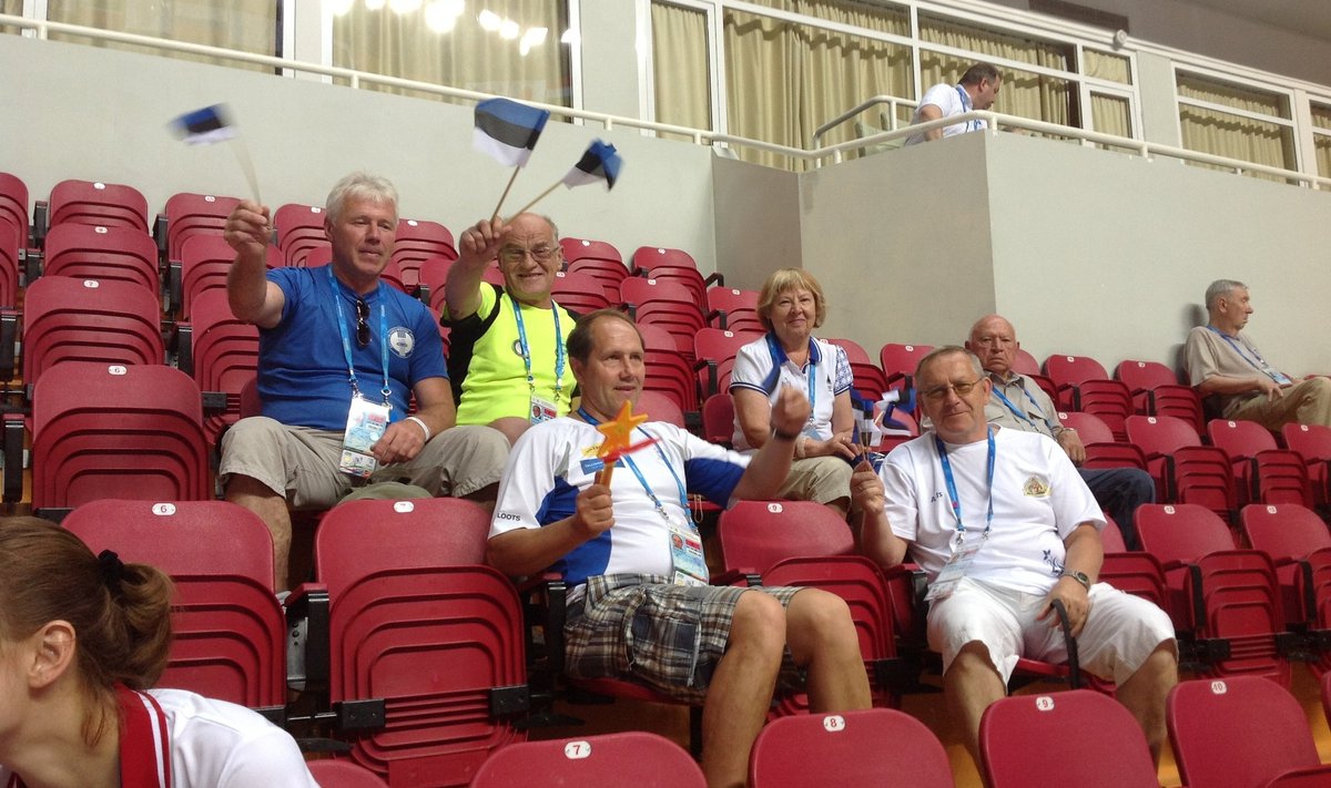 Eesti delegatsiooni liikmed korvpallimängule kaasa elamas