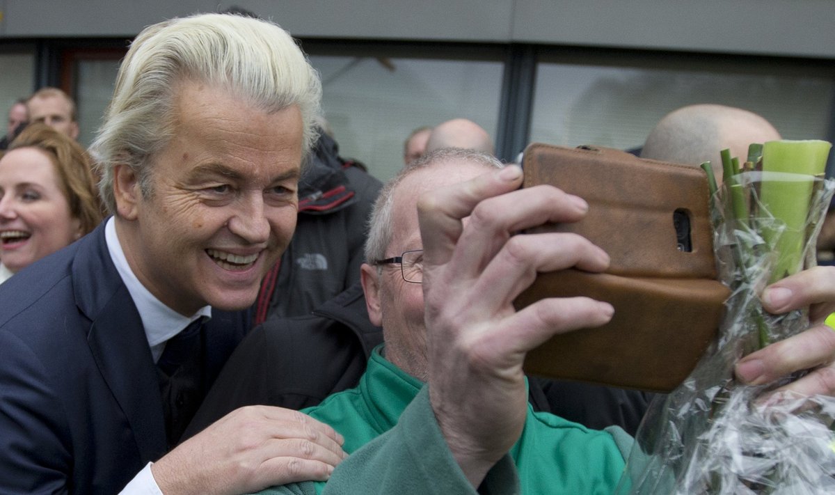 Geert Wilders ei raiska enne valimisi aega. Valimiskampaania käib täie hooga ja laupäeval said temaga koos pilti teha Rotterdami lähedal asuva Spijkenisse elanikud.