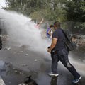 FOTOD JA VIDEO: Ungari politsei tõrjub põgenikke piirilt tagasi veekahurite ja pisargaasiga
