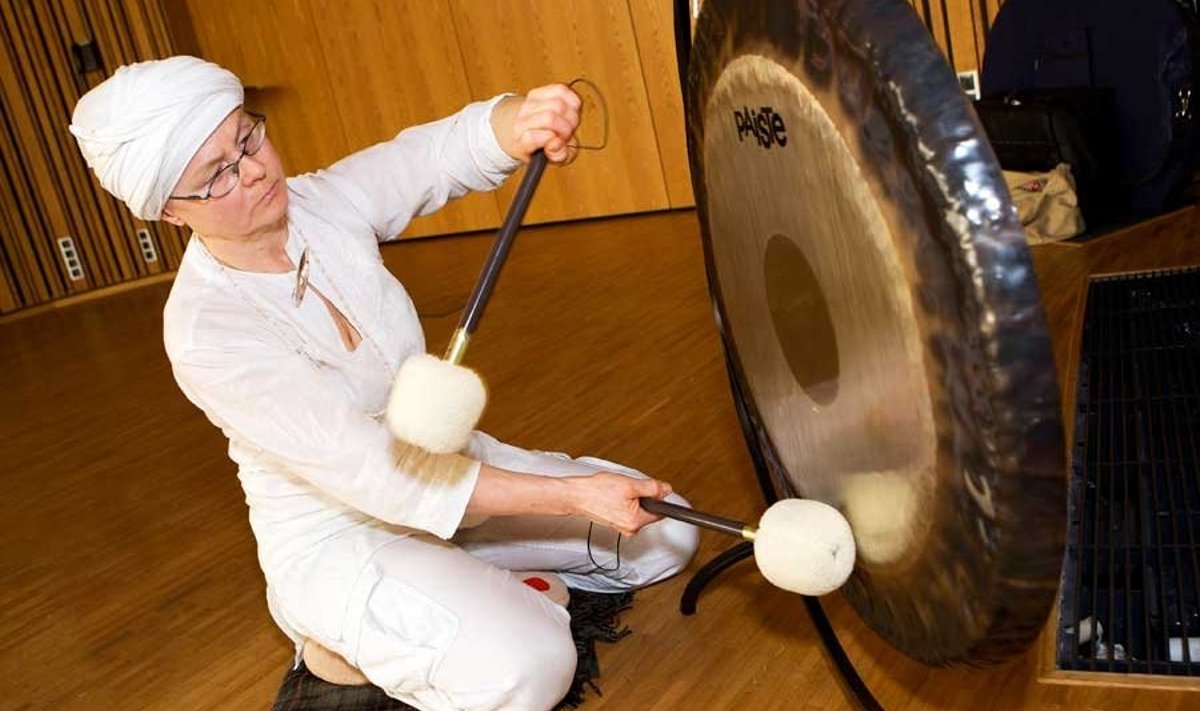 AITAB TEISI: Gongi abil lõd­vestamine on üks Eha oskustest. (Aldo Luud)