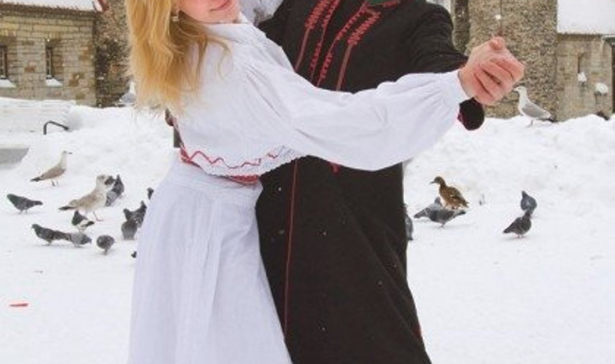 Ka Elisabeth Heinsalu ja TeateTantsu projektijuht Eero Kiipli kavatsevad pühapäeval vanalinnas oma varbad soojaks tantsida.