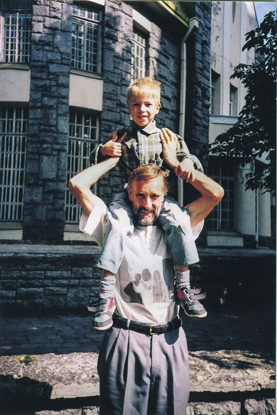 Mart Kivastiku lühifilmis „Isa” (1998) oli kaks tegelast – Ulfsaki mängitud isa ja tema poeg (Silver Sepping).