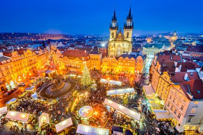 Рождественский рынок на Староместской площади в Праге.