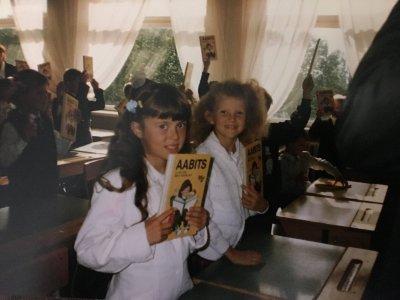 Esimene koolipäev - Kristel (paremal) 1996. aasta 1. septembril koolipingis.