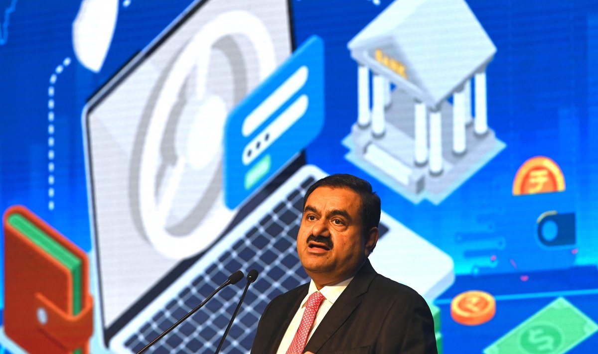 Aasia rikkaima ja varem maailma rikkuselt kolmanda mehe Gautam Adani vara on väärt üle 100 miljardi dollari. Nüüdseks on India söeparun langenud neljandale kohale, kuid on endiselt ees nii Bill Gatesist, Mark Zuckerbergist kui Warren Buffettist. Hindenburgi hinnangul on Adani varandus suuresti õhuloss, mille väärtust on India ärimees skeemitades paisutanud.
