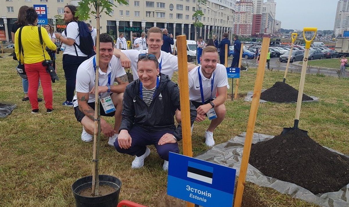 foto sportlasküla pidulikult avamiselt, mille käigus istutasid kõigi delegatsioonide esindajad Minskisse oma puu. 