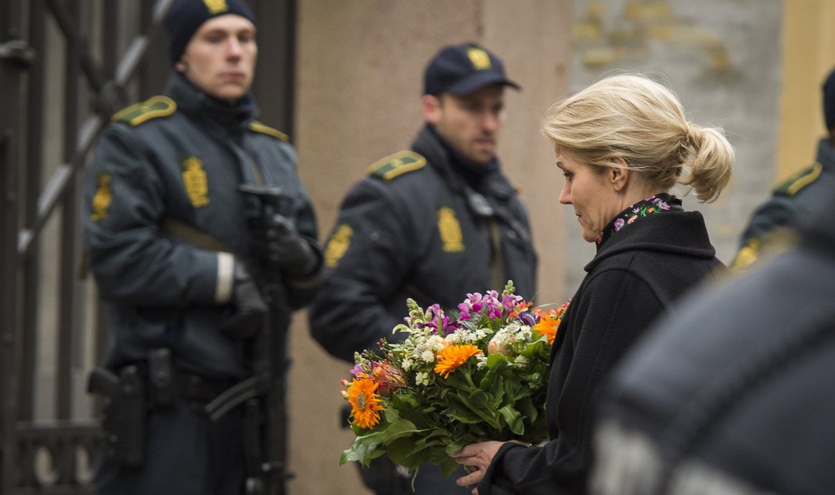 Taani peaminister Helle Thorning-Schmidt asetas eile lilled rünnaku alla jäänud sünagoogi ette.