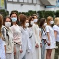 ВИДЕО и ФОТО | Белорусские женщины вышли на улицы с цветами, чтобы остановить насилие