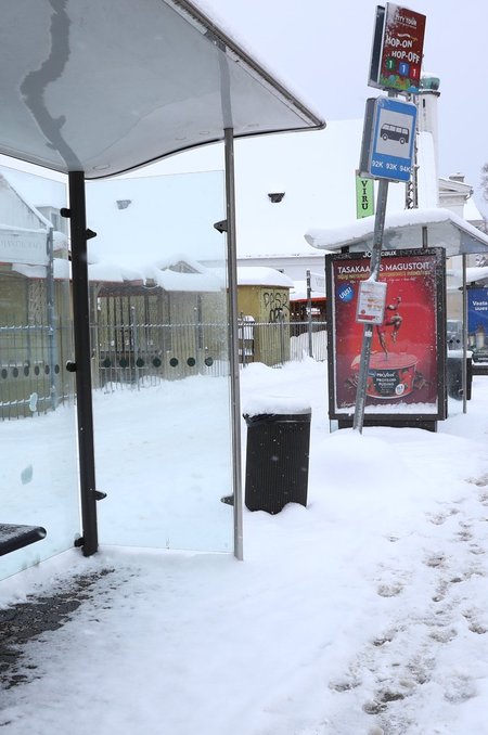Lumest puhastamata Tallinna tänavatel on eriti keeruline liikuda ratastoolides ja rulaatorite abil. 