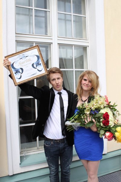 Tehtud! Kristel IT Kolledži lõpetamisel, tema kõrval on ta tulevane abikaasa Marko Kruustük.