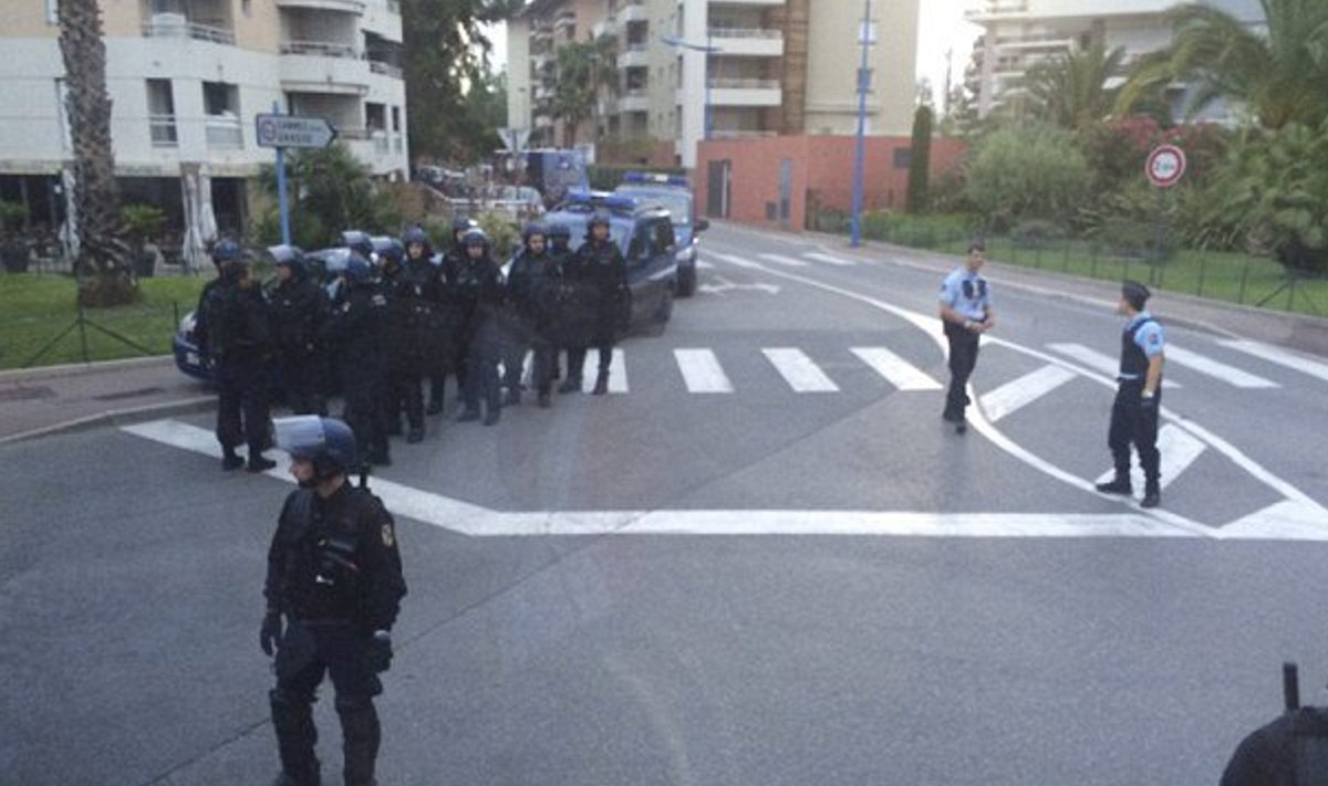 Politsei piirab jalgpallifännide bussi