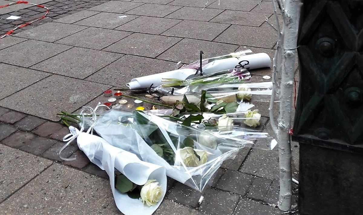 Rue des Orfèvres’i tänaval avas kurjategija teist korda tule ja tappis inimese. Eile olid seal lilled ja küünlad.