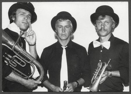 Jüri Aarma lõi koos kolleegide Lauri Nebeli ja Kaarel Kilvetiga 1980. aastate menuansambli Hampelmann, mis esitas rahvalikke ja humoorikaid laule.