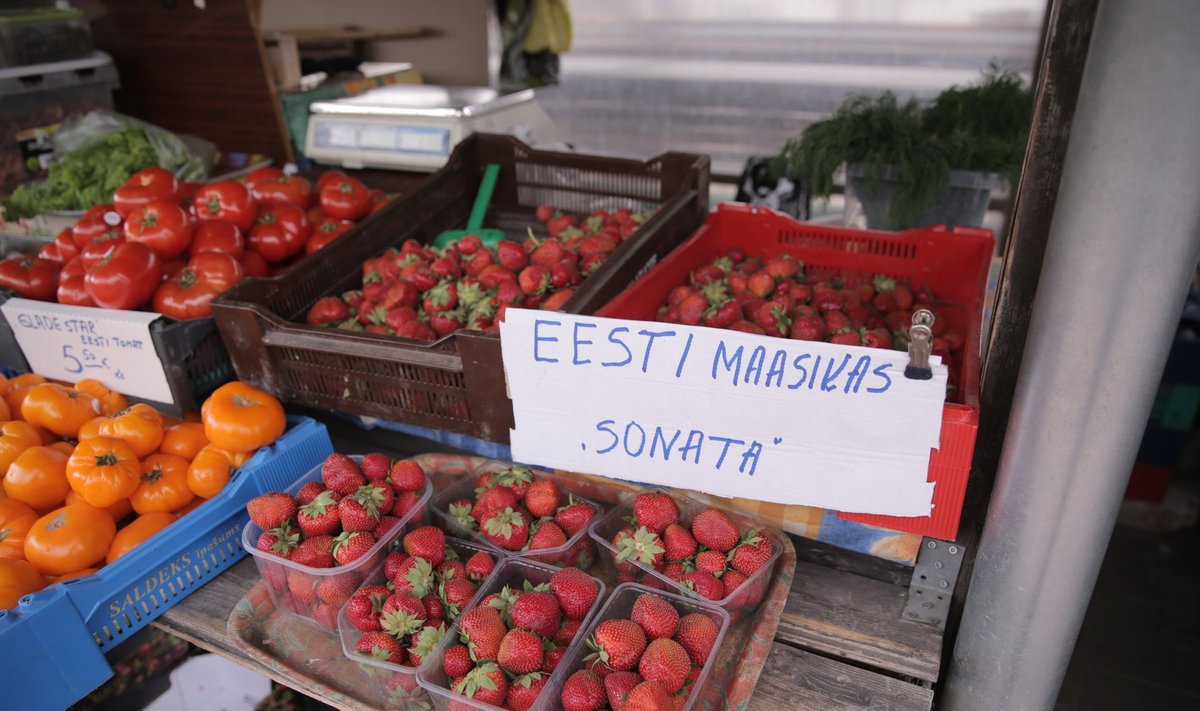 Maasikad Tartu turul.