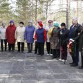 ФОТО: В Ида-Вирумаа на братских могилах советских солдат и узников концлагерей побывали ветераны