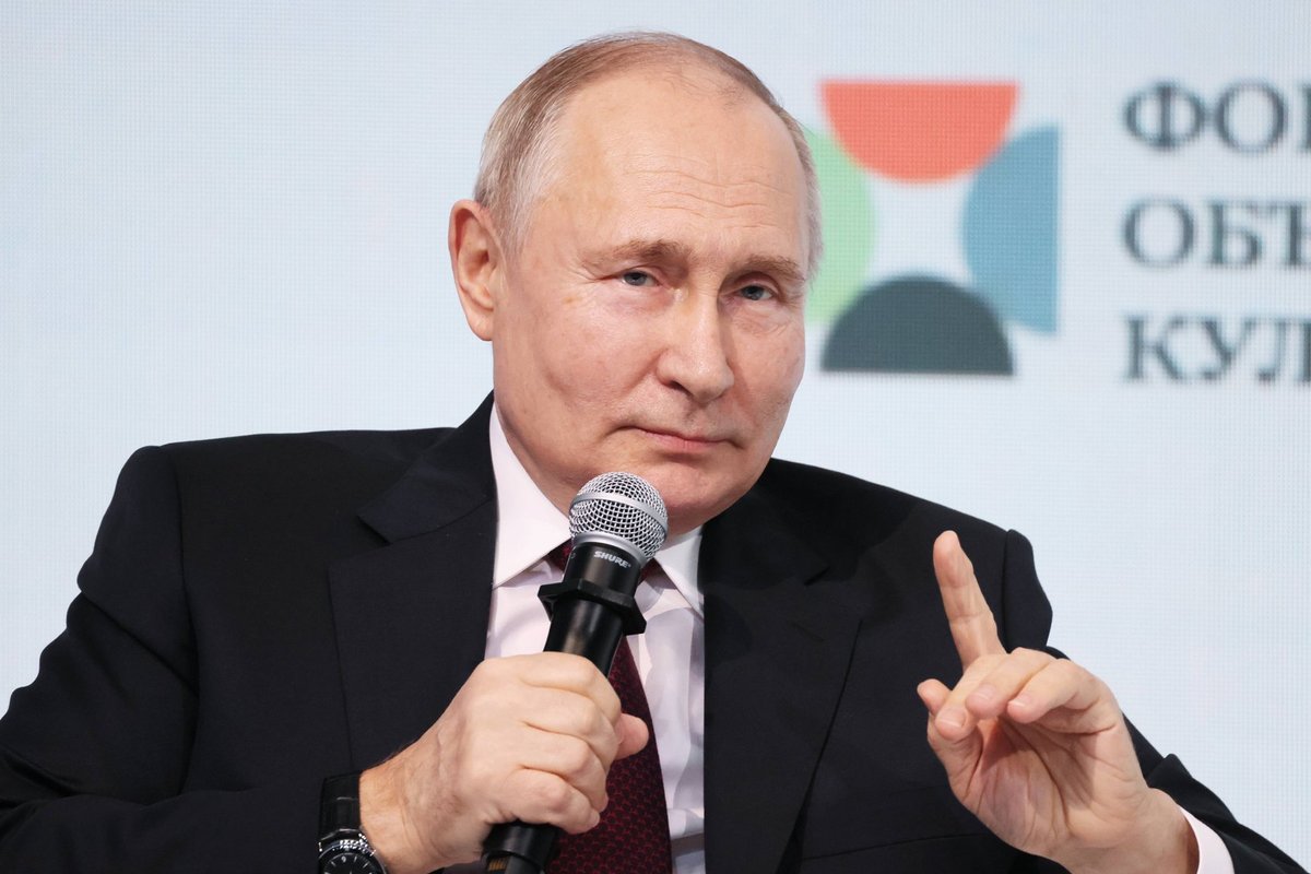 Putin a spus că și homosexualii fac parte din societate, dar în același timp i-a descris drept „un fel de transformatoare”.